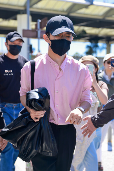 易烊千玺机场 粉色 王源天赐的声音