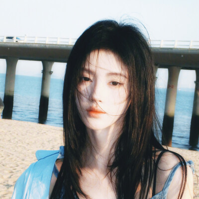 我们坐在岩石上看海
◎鞠婧祎