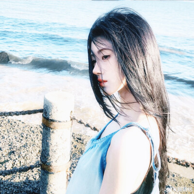 我们坐在岩石上看海
◎鞠婧祎