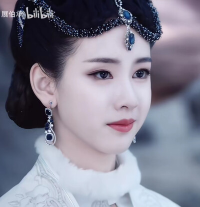 陈都灵，耳饰