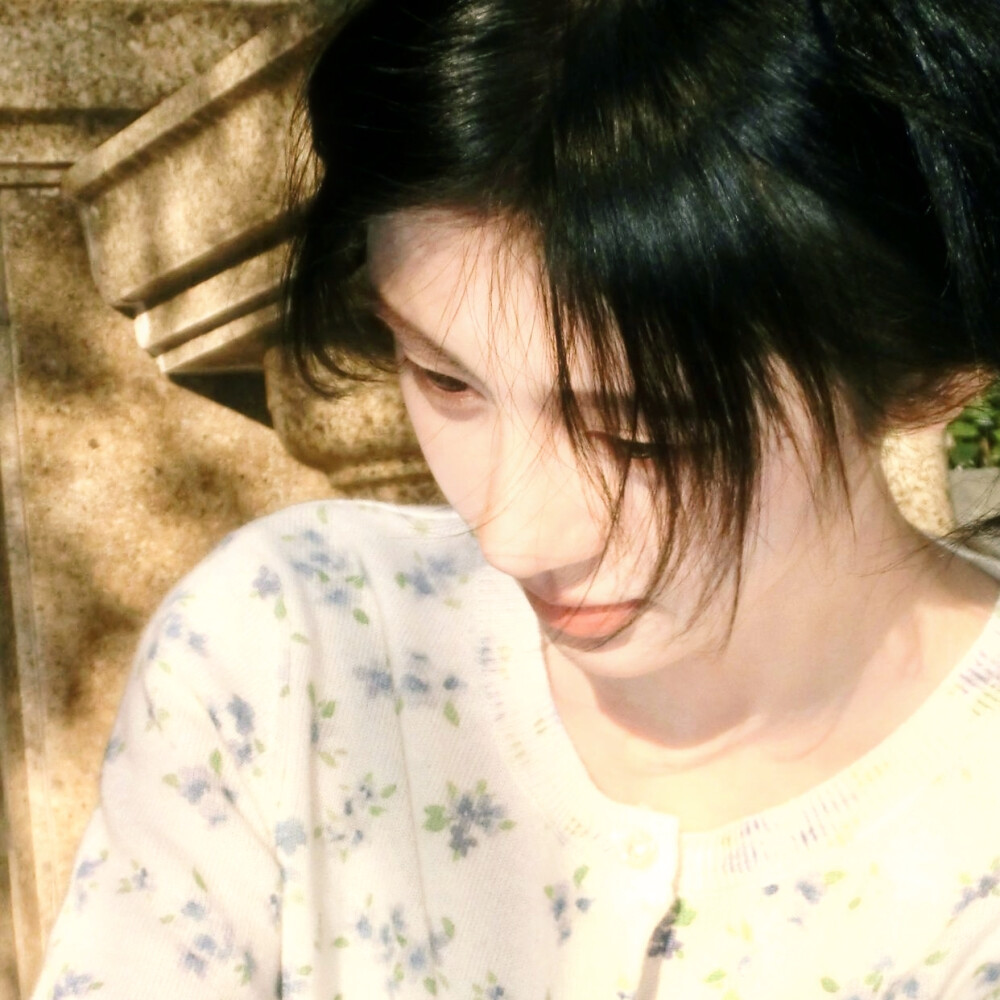 而那些昨日依然缤纷着
◎鞠婧祎