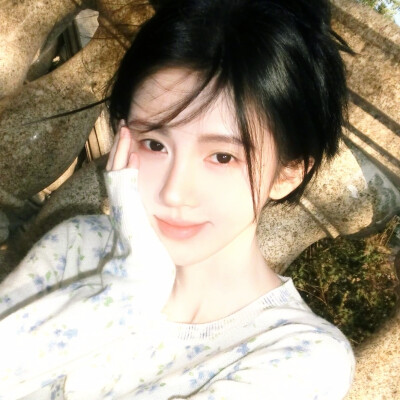 而那些昨日依然缤纷着
◎鞠婧祎