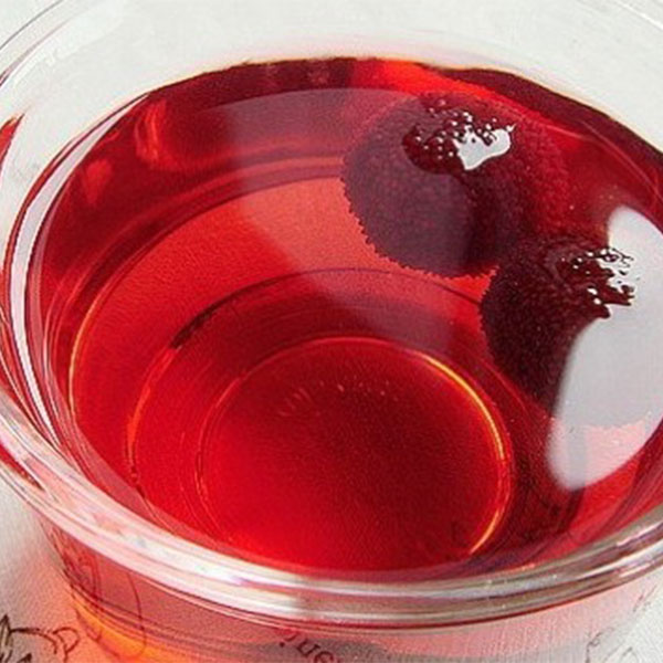 【杨梅酒】——是以杨梅，果酒，冰糖为主料制作的药膳，具有美容养颜，软化血管、调节肠胃的功效。