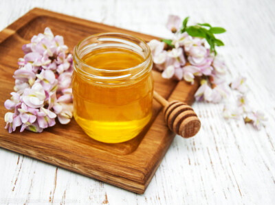 【洋槐蜂蜜】——其特点为颜色浅、味鲜洁、甜而不腻、有洋槐特有的清香味，不易结晶，结晶后呈细粒状或油脂状，颜色为水白色，为上等蜂蜜。