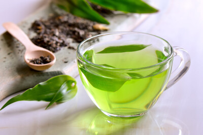 【绿茶】——山茶科山茶属灌木或小乔木植物，绿茶形态自然、色泽鲜绿，采取茶树的新叶或芽，经杀青、整形、烘干等工艺制作而成，保留了鲜叶的天然物质；茶叶尖而细，表面光滑；开白色花，花朵较小，呈多边形；花期10…
