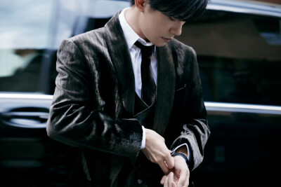 易烊千玺 黑色西装