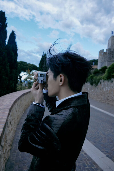 易烊千玺 黑色西装