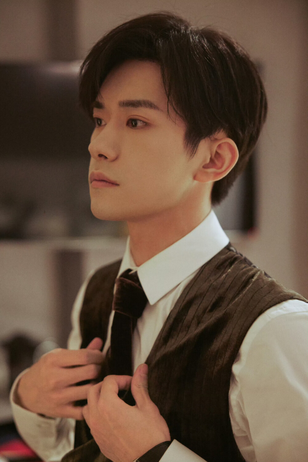 易烊千玺 黑色西装