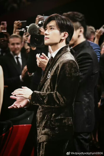 易烊千玺 黑色西装