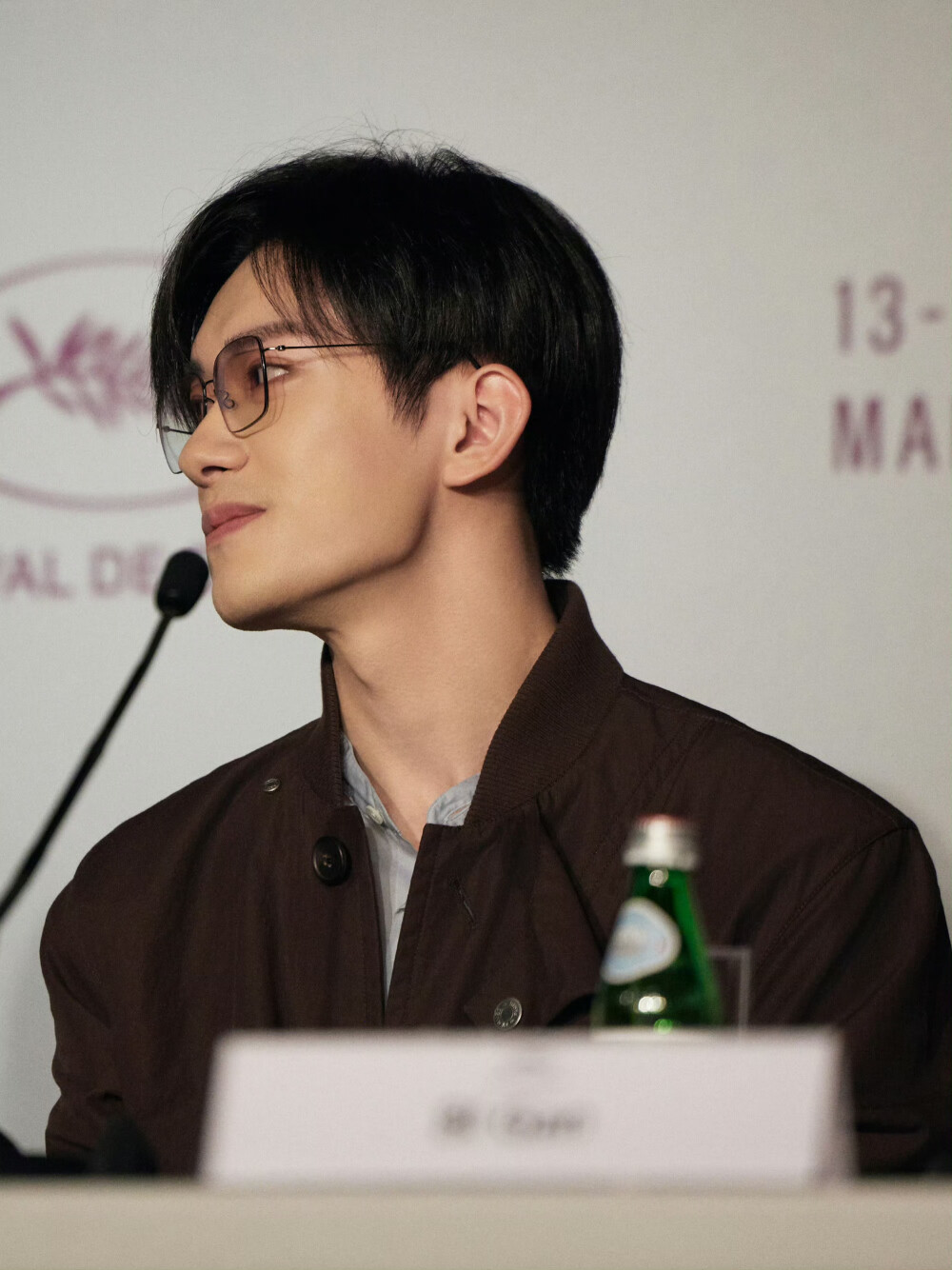 易烊千玺 黑色西装