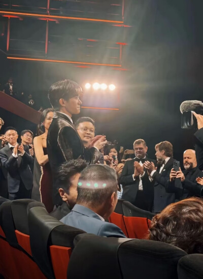 易烊千玺 黑色西装