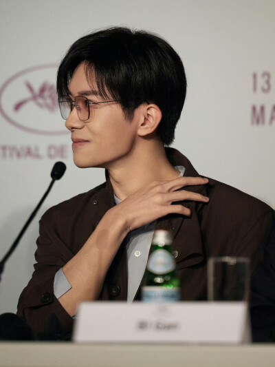 易烊千玺 黑色西装