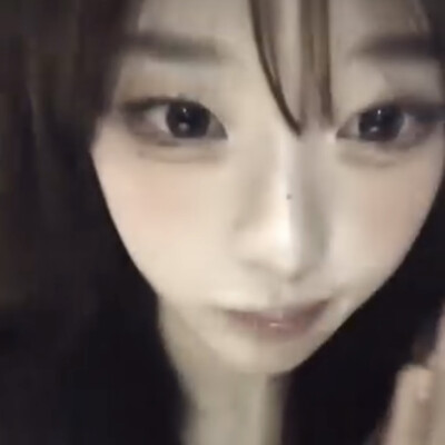大眼萌妹