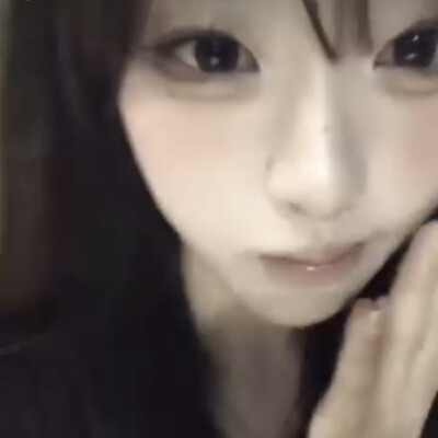 大眼萌妹