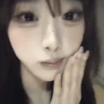 大眼萌妹