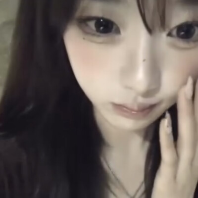 大眼萌妹
