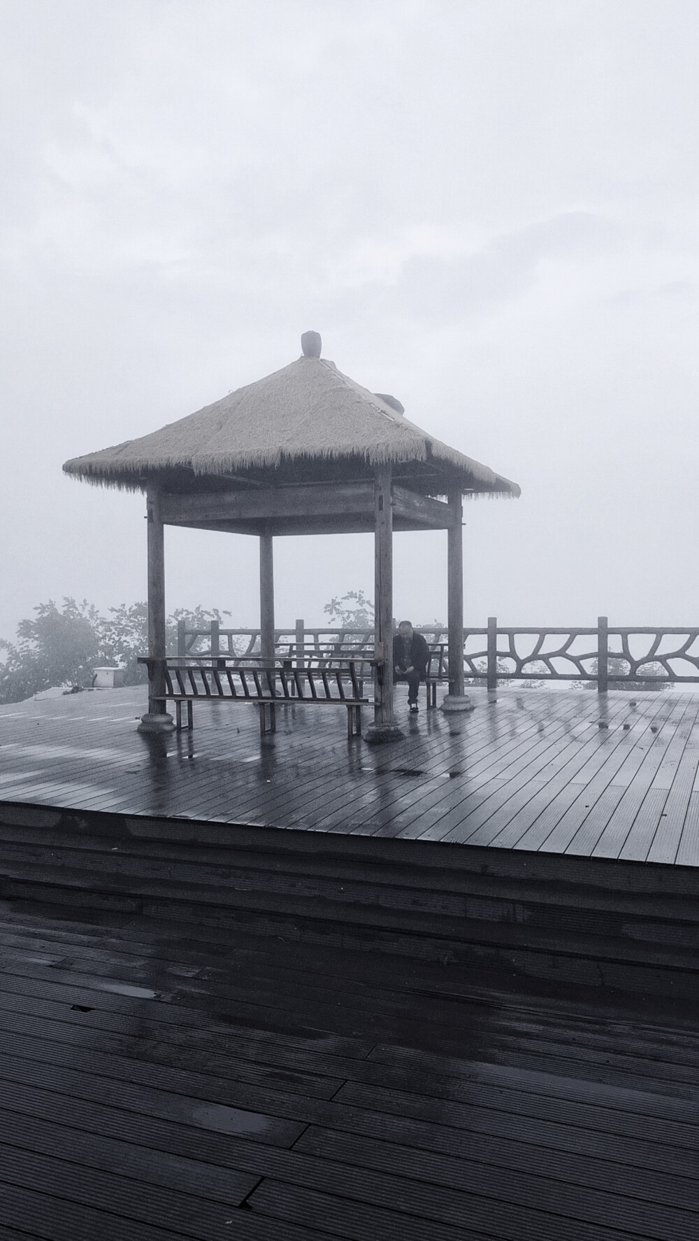 晨雾茅草亭：歙县坡山风景区，该村地形独特，龙顶观景台就坐落在山脊上，茅草亭就是标志性建筑。尤其是春雨过后，云雾迷蒙，构成一幅唯美迷人的水墨画卷。