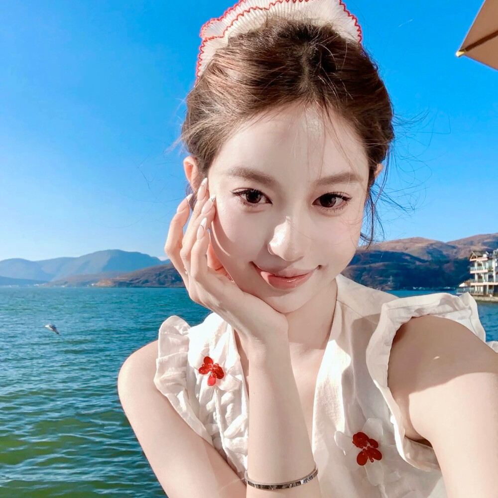 凌晨的海 难言的爱.
侵权删