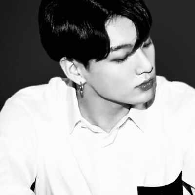 其实我谁都不喜欢 只是装深情好玩罢了