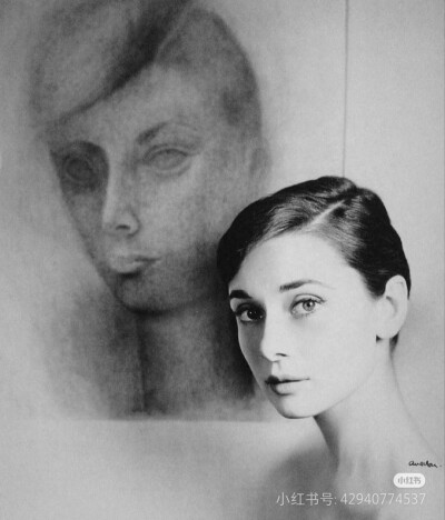 奥黛丽·赫本站在墨西哥艺术家鲁菲诺·塔马约（Rufino Tamayo）为她画的画像旁。照片于1957年由摄影师Richard Avedon拍摄。
1951年，塔马约在巴黎就自己的艺术方向说了这样的话：“现在，我追求极度的单纯，我的人物应…