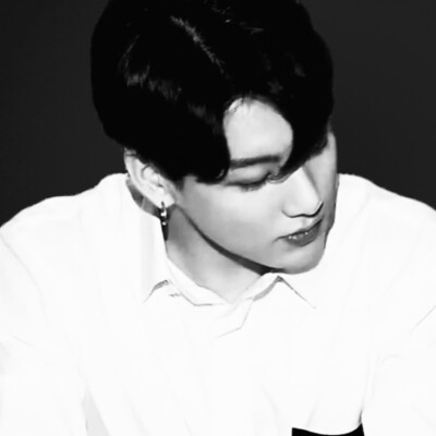 其实我谁都不喜欢 只是装深情好玩罢了