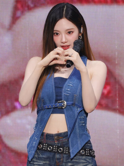 宁艺卓
©️hiroshi787kggs/©️myminbunny