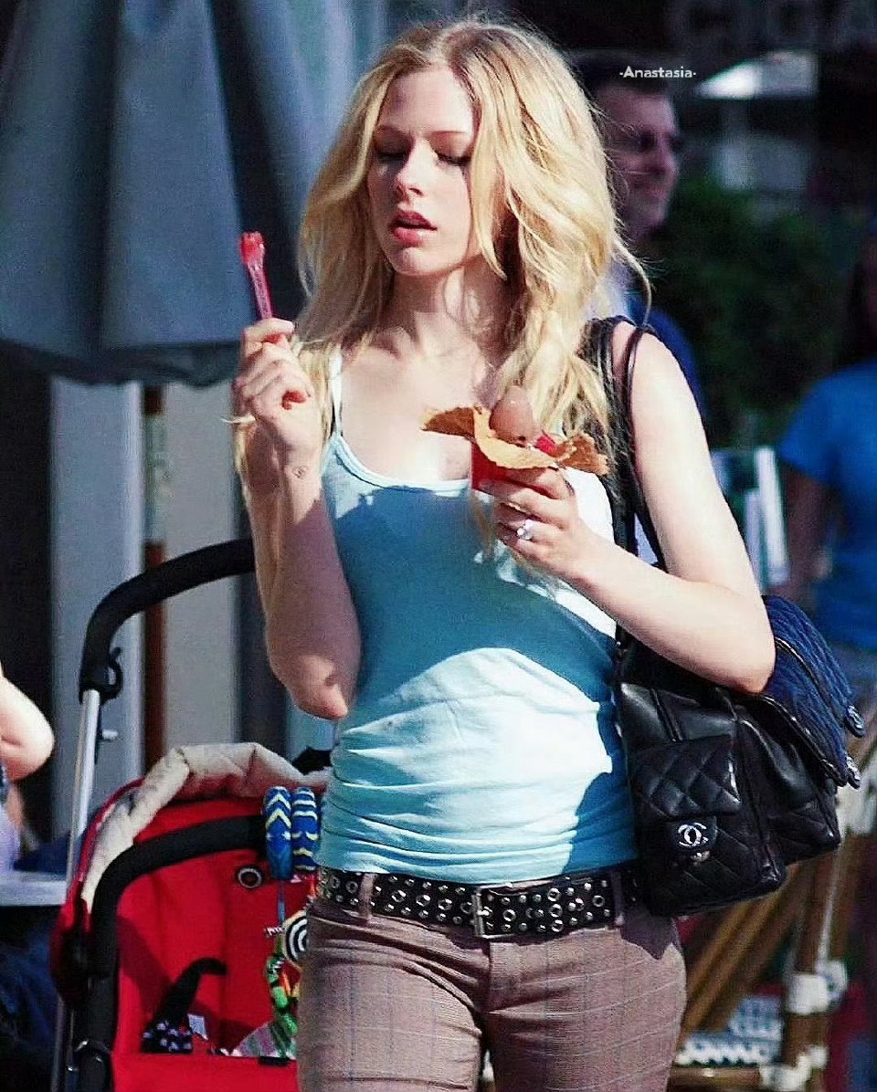 艾薇儿特别漂亮的两组街拍 ​​​