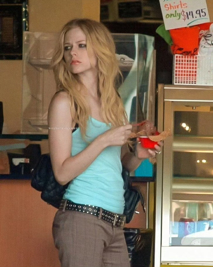 艾薇儿特别漂亮的两组街拍 ​​​