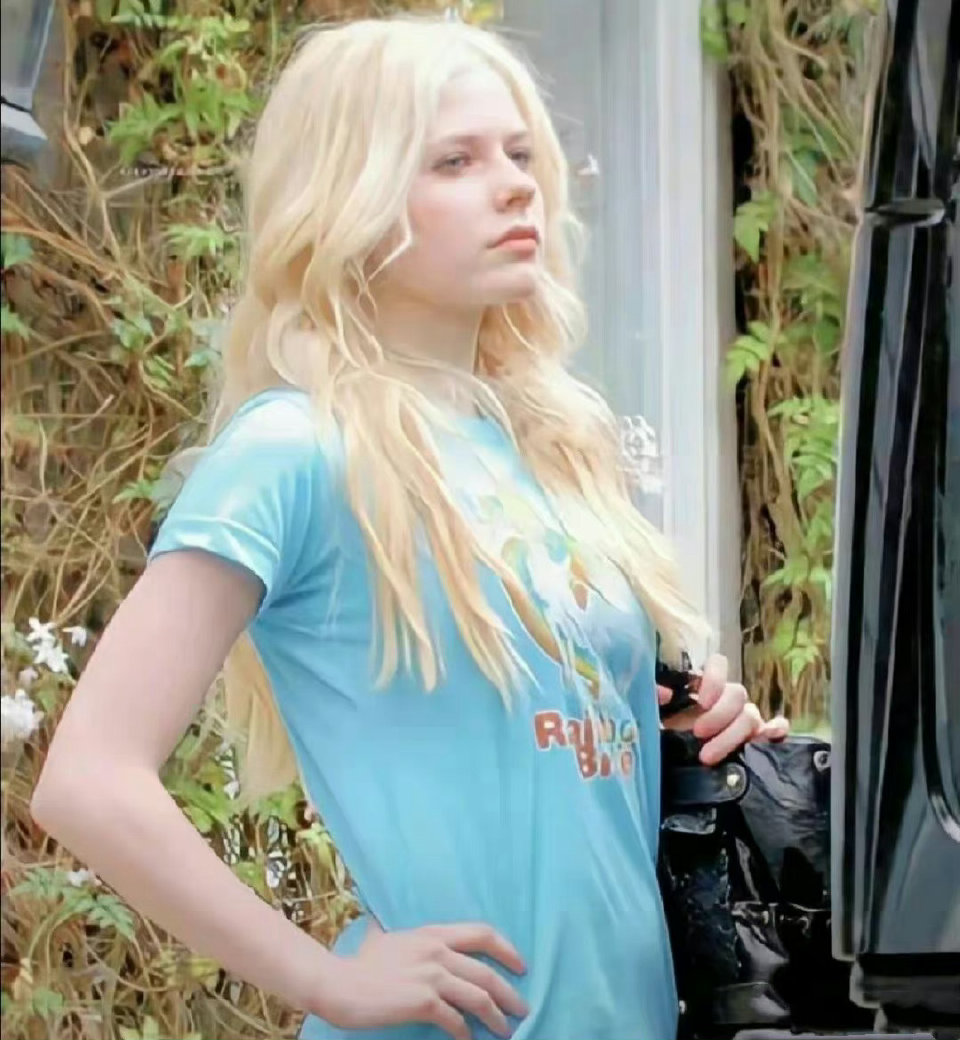 艾薇儿特别漂亮的两组街拍 ​​​