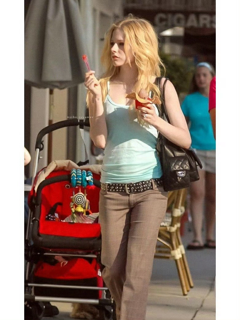 艾薇儿特别漂亮的两组街拍 ​​​