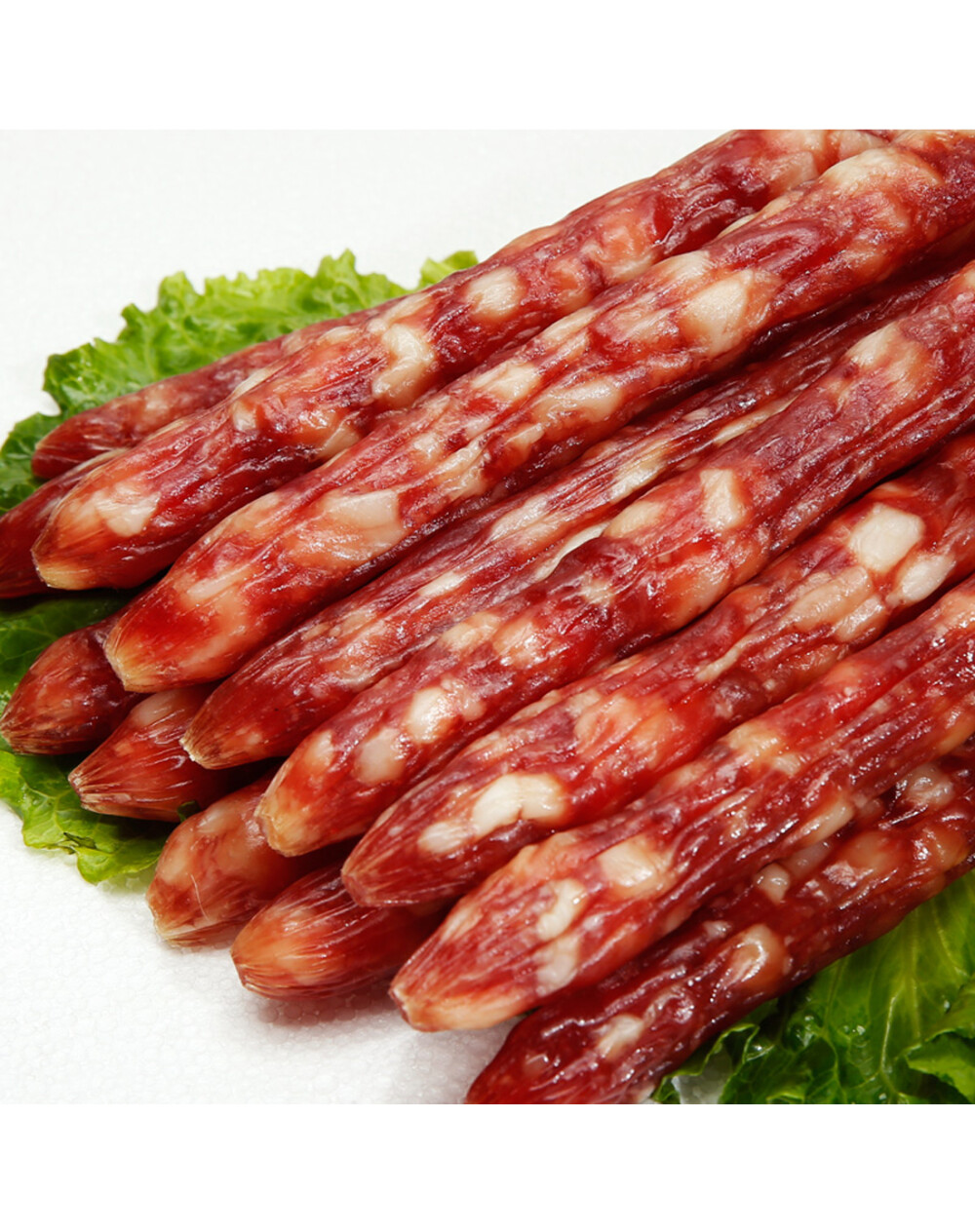 【腊肠】——中国灌肠腊肠不加淀粉，可贮存很久，熟制后食用，风味鲜美，醇厚浓郁，回味绵长，越嚼越香，远胜于其他国家的灌肠制品，是中华传统特色食品之一，享誉海内外。腊肠的类型也有很多，主要分为川味儿腊肠和广味儿腊肠。主要的不同处就在于广味儿是甜的，川味儿是辣的，而湖南地区则有咸味而非辣味的腊肠。