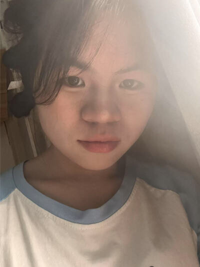 在喧嚣的世界里，做一朵安静的云，等风也等懂你的天空。