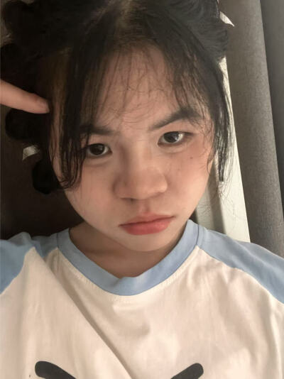 在喧嚣的世界里，做一朵安静的云，等风也等懂你的天空。