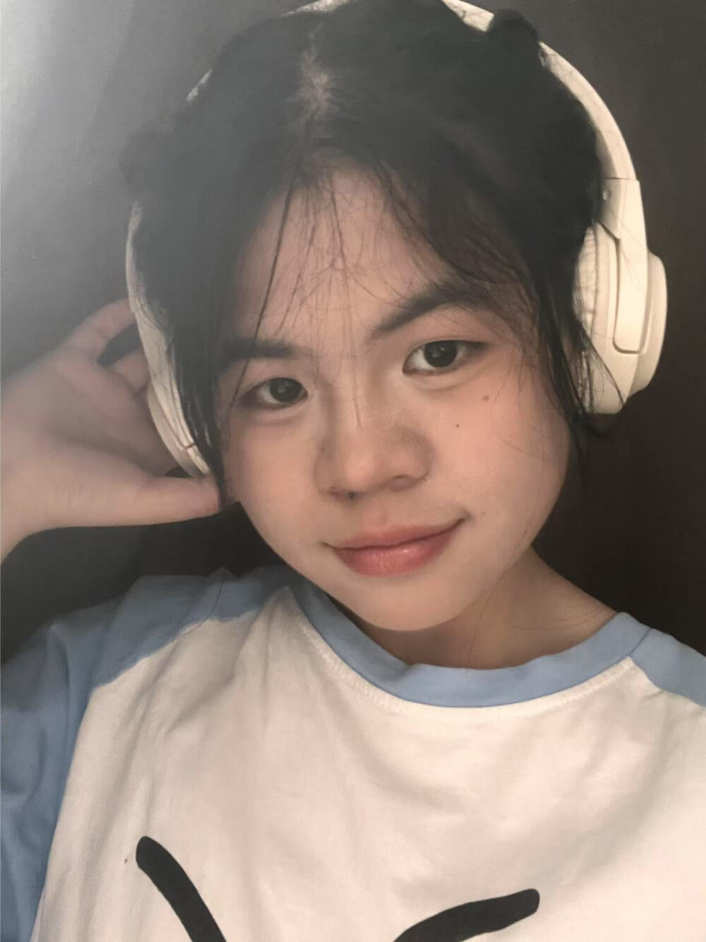 在喧嚣的世界里，做一朵安静的云，等风也等懂你的天空。