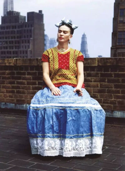 卡罗的传统服饰特别突出了她的墨西哥传统，约1946年，伦敦。托斯·穆雷摄。
