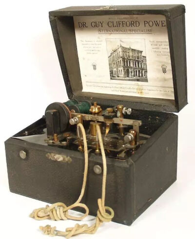 1905年，伊利诺斯州皮奥瑞亚城的盖伊·克利福德·鲍威尔（Guy Clifford Powell）发明并销售一种名为专治听障的电子振动治疗设备。（图片来自JaiVirdi.com）
