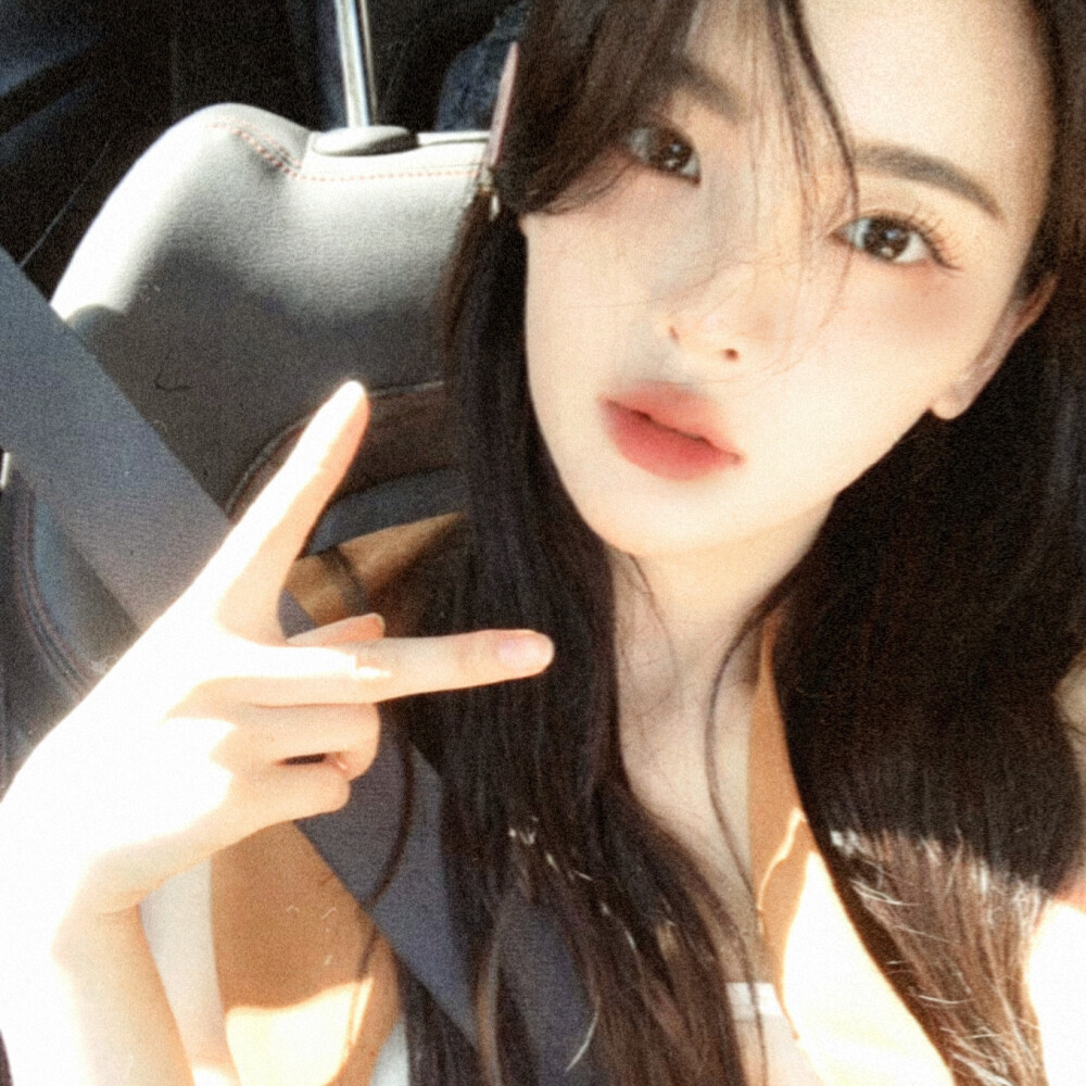 咖啡渍在桌布上晕染的轨迹像你的唇纹。