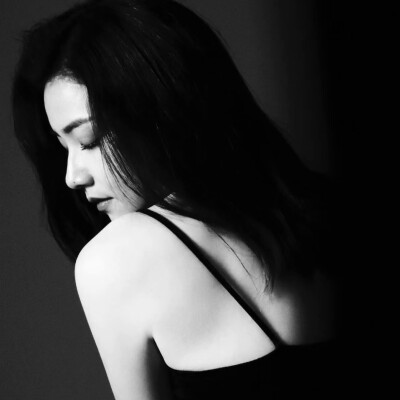 黑白女