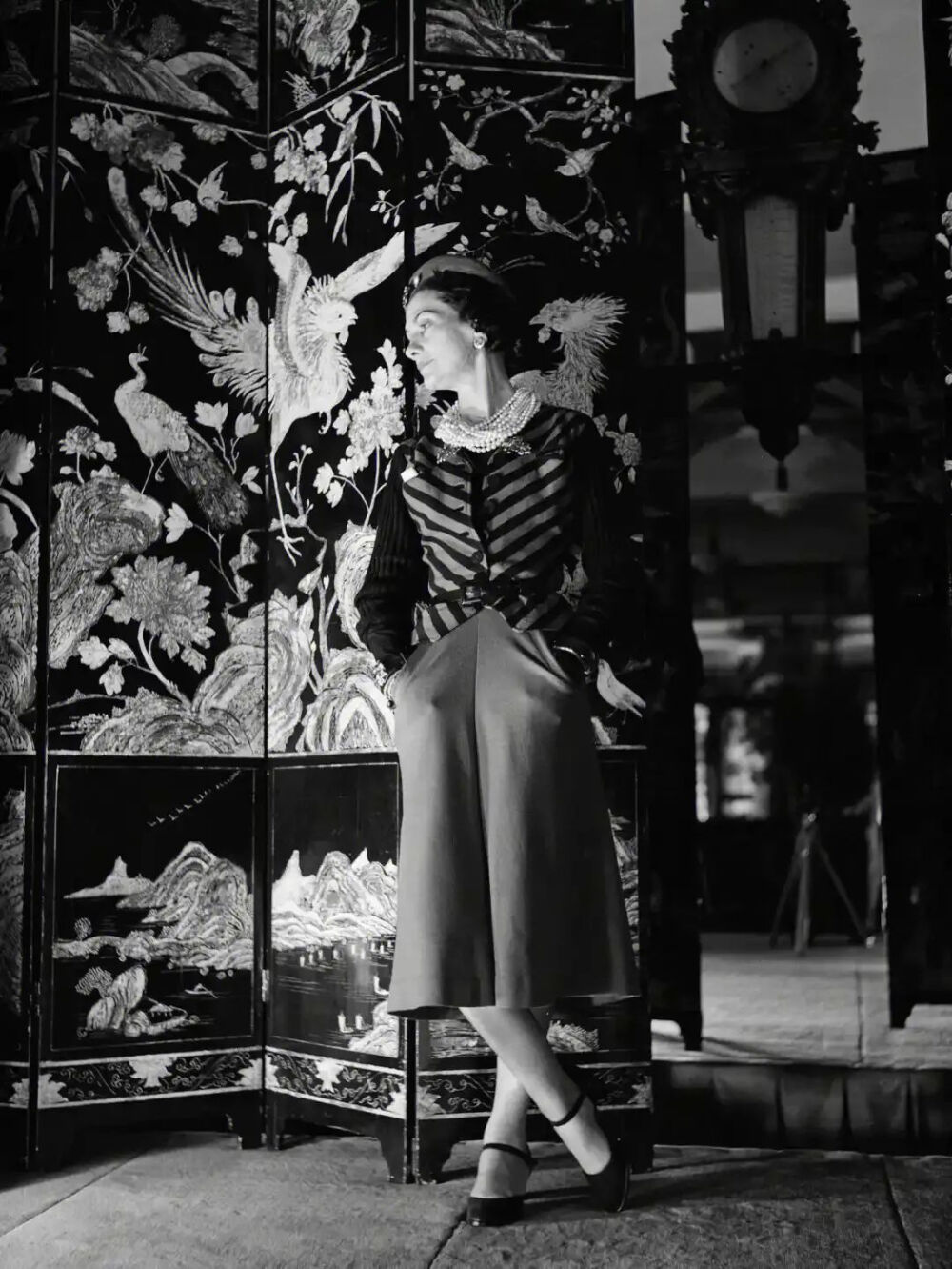 香奈儿与她钟爱的乌木漆面屏风，摄于1937年