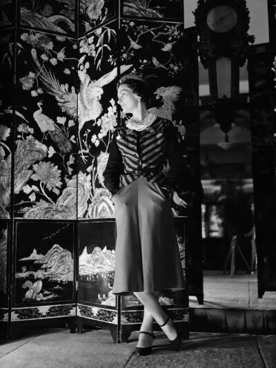 香奈儿与她钟爱的乌木漆面屏风，摄于1937年