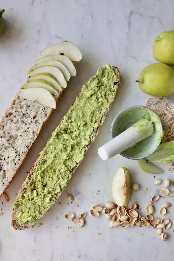 法棍是自己提前一天做的，我放了一些芝麻，然后将牛油果与开心果捣碎混合，用与抹面。
搭配雪梨和草莓。有人觉得这样的搭配很奇怪，但试过就知道味道真的非常棒！牛油果“奇怪”味道完全被雪梨和草莓的清香中和，入口便是一口清爽的感觉。 
