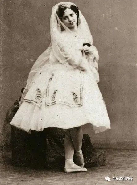 直到 19 世纪中叶，芭蕾舞演员的装备才发生了巨大的突破。前意大利舞者 Filippo Taglioni 为他的女儿 Maria 制作了一条轻盈且几乎透气的中长裙。