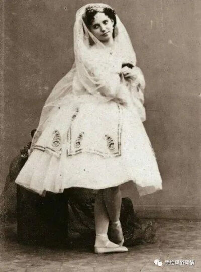 直到 19 世纪中叶，芭蕾舞演员的装备才发生了巨大的突破。前意大利舞者 Filippo Taglioni 为他的女儿 Maria 制作了一条轻盈且几乎透气的中长裙。