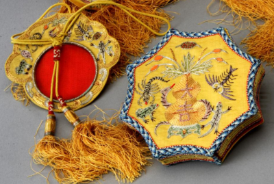 清 明黄色缎地平金银彩绣表套、粉盒套