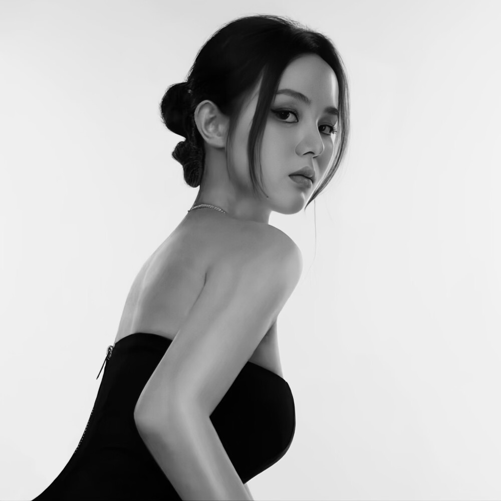 黑白女