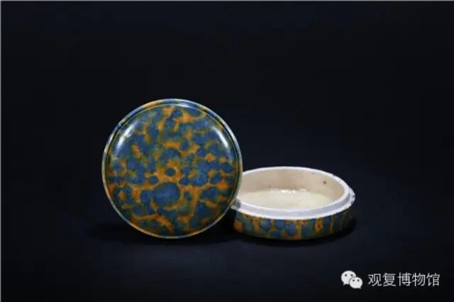三彩粉盒 唐代
观复博物馆藏
