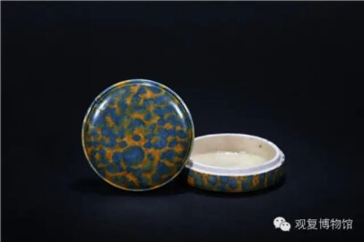 三彩粉盒 唐代
观复博物馆藏
