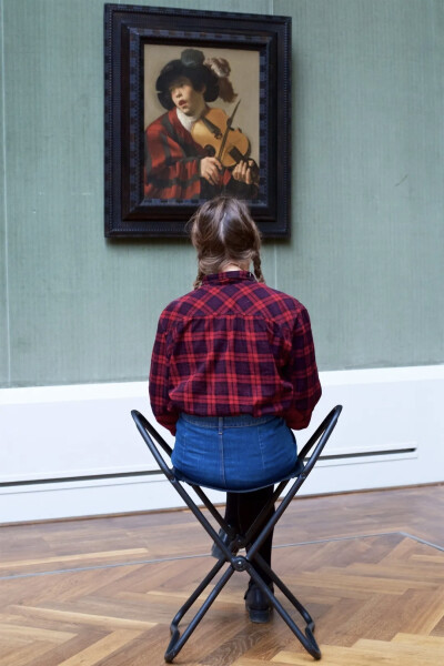 奥地利摄影师 ：Stefan Draschan（b.1979）在他的系列作品《People Matching Artworks》中耐心地等待着那些无意中与他们正在观察的艺术品最匹配的博物馆参观者，并拍下了这一有趣的巧合。