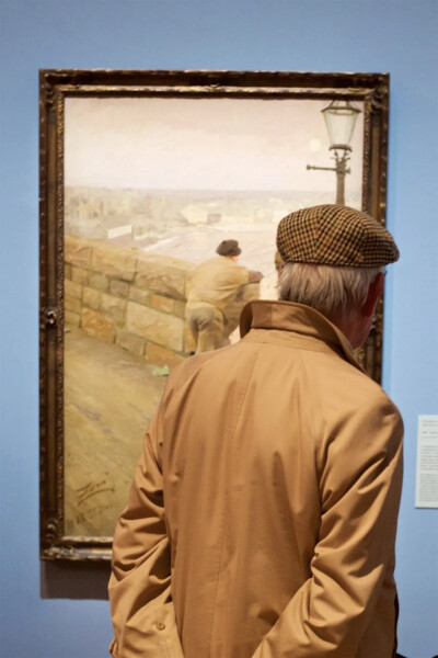 奥地利摄影师 ：Stefan Draschan（b.1979）在他的系列作品《People Matching Artworks》中耐心地等待着那些无意中与他们正在观察的艺术品最匹配的博物馆参观者，并拍下了这一有趣的巧合。