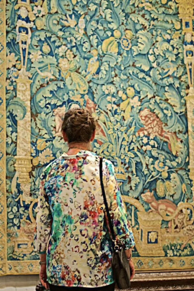 奥地利摄影师 ：Stefan Draschan（b.1979）在他的系列作品《People Matching Artworks》中耐心地等待着那些无意中与他们正在观察的艺术品最匹配的博物馆参观者，并拍下了这一有趣的巧合。